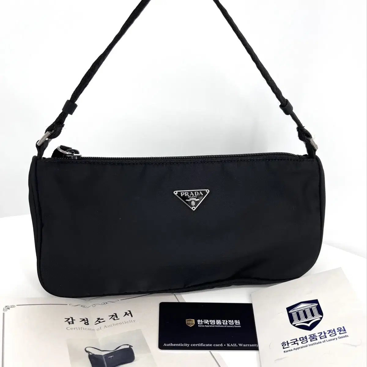 【良品】PRADA トライアングルロゴ　ナイロン　ミニトート　ハンドバッグ　黒 希少】プラダ ハンドバッグ リボン 三角ロゴ 手提げ 黒 テスート